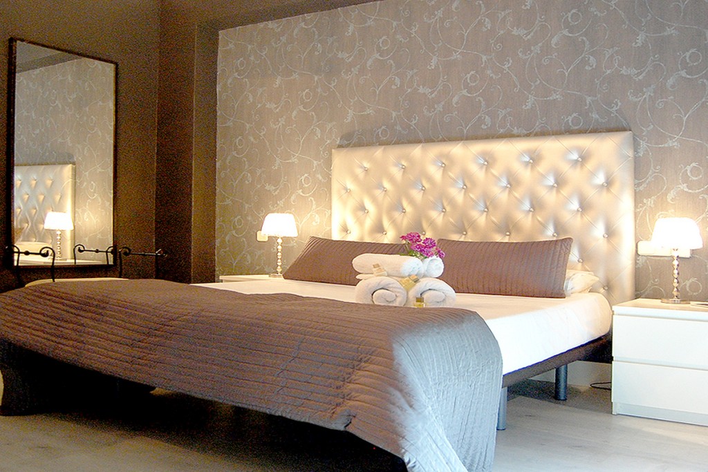 Blue Suite Room con sillón tantra y espejo en Madrid