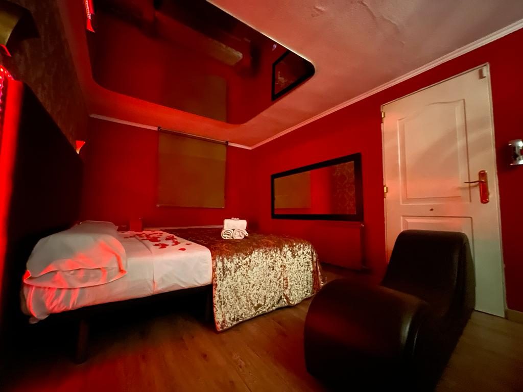 Passion Suite con sillón tantra y espejos en el techo en Madrid