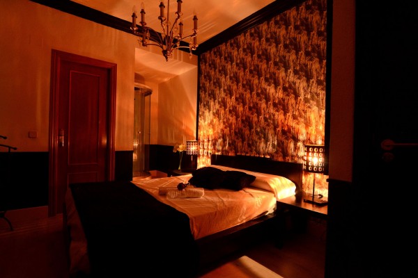Habitación romántica con ambiente cálido en Alfonso XIII Suites Madrid