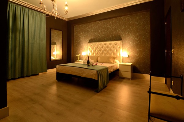 Suite elegante con tonos verdes en Madrid