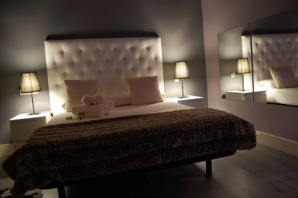 Sensuality Suite con sillón tantra y zona zen en Madrid